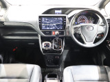 操作性に優れた運転席となります!小物入れや各ボタンの配置にこだわり、使いやすいです!座り心地もよく視認性も良好なのでロングドライブもお任せ下さい!