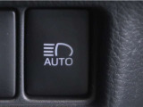 オートマチックハイビームとは、先行車や対向車のライトを認識し、ハイビームとロービームを自動で切り替える機能です。夜道の視界を確保します。詳細は販売店スタッフまでお尋ね下さい。