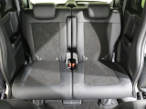 後部座席もゆったり座れます。