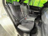 後部座席も気になるようなキズ・汚れやへたり等、大きなダメージはなく、良好な状態です。