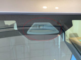 デュアルセンサーブレーキサポートII フロントガラス上部にあるセンサー部です。単眼カメラとレーダーで車両前方の状況を検知し各種制御を行います。衝突被害軽減ブレーキ・誤発進抑制機能 等