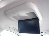 フリップダウン後席モニタ-装備!TVやDVD視聴が出来ます。快適なドライブやご旅行などに最適ですね♪