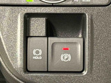 指先だけで簡単に操作が可能な電動パーキングブレーキを採用。「HOLD」スイッチを押すと、渋滞や信号待ちなどでブレーキペダルから足を離しても、ブレーキを保持するので安心です