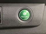 ECON モードをON にするとアクセルペダルの動きに対するエンジンの反応とエアコンの制御を切り換えることで、燃費のいい運転をするドライバーがペダルを踏んだ時と同じようにエンジンを制御します。