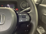 ステアリング右手側に安全運転支援機能のホンダセンシングをコントロールするスイッチ、左手側にオーディオ関連のコントロールスイッチを配置、視線を逸らすことなく運転に集中できます