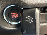 【キーレススタートシステム】カバンやポケットに入れたままでもドアの施錠・解錠が可能なスマートキーを装備。エンジンのオン・オフ時もカギを取り出す必要が無いからとっても便利です♪