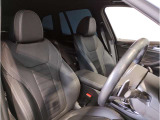 【コックピットシート】BMW車の主役席。車体中央にくる様に配置し車両重心とが一致する事でドライバーと車との一体感あるドライビングを実現。人間工学に基づき形成した形状が長時間のドライブ疲労も軽減します!