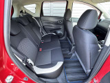 【後部座席】後席も広々としていますので同乗者の方もリラックスしてお乗りいただけますよ☆