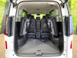 後席を格納すると、これだけの広さが!シーンに合わせたシートアレンジで、大きな荷物も積むことが出来ます♪
