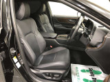 運転席にはパワーイージーアクセスシステムを搭載。乗降時、運転席が自動的にスライドします。スムーズな乗り降りをサポートしてくれます。