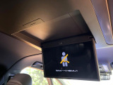 【フリップダウンモニター】大画面モニターで後席でもエンタメをお楽しみいただけます。小さなお子様にも大人気の装備です♪