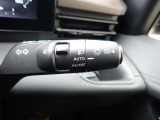 オートライト機能が装備されており暗い場所に入ると車両が検知しライトのON・OFFを自動的に切り替えてくれますので非常に便利な装備です♪