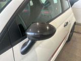 カーボンサイドミラーカバー標準装備
