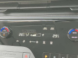 快適装備のオートエアコン装備しております。風向きや風量などを自動設定してくれるので、ドライブも快適です♪