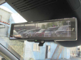 インテリジェントル-ムミラ-付です。切り替えレバーで車両後方の映像をミラーに映し出すので車内の状況や天候に左右されず、とっても見やすいです!