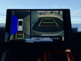 パノラマモニター対応カメラ。上から見下ろしたように液晶に映るのでスムーズな駐車をサポートします。