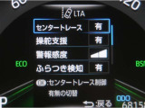レーンディパーチャーアラートとは車線、又は走路からの逸脱の可能性を警告すると共に、車線、又は走路からの逸脱を避けるためのハンドル操作の一部を支援する機能です。詳細は販売店スタッフまでお尋ね下さい。