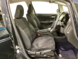 広い足元にゆったり座れるシートには肘掛けも装備しており長距離の運転でも疲れにくくなってます。女性でも運転がしやすいように、シートの高さ調整機能(シートリフター)がついています。