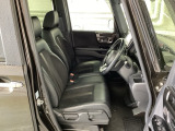 フロント広々、ベンチシートの運転席は、ハイトアジャスターが付いているので、快適にドライブができます。ハンドルはチルトステアリングで、ハンドル位置を上下に調節できます。
