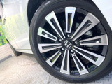 【純正17インチアルミホイール】外観にマッチした純正アルミホイールを装着しております。各種社外アルミホイールや、スタッドレスタイヤも取扱いしております。是非ご相談ください♪