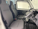 【運転席シート】ゆったりと広々した空間です。ストレスなく運転ができますよ!