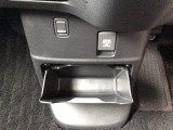 【グローブボックス】収納スペースが沢山あるので車内が散らからずに助かります。ちょっとした物を入れるのにいいですね♪