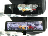 車両後方のカメラ映像をミラー面に映し出して、いつでもクリアな後方視界を確保する、インテリジェントルームミラー!