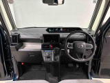 360&deg;UV&IRカット機能ガラス採用。見易い計器類と運転し易いレイアウトのドライビングポジションは、極細Aピラーの採用で視角も少なく前方&左右の見切りが良く安心して運転できます。