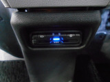 純正オプションで工賃込み38,940円の「ETC車載器 音声ガイドタイプ/アンテナ分離型」装着!。アンテナ部にスピーカーを内蔵。通行料金のほかETCカードの有効期限も音声でお知らせします。
