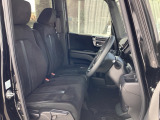 フロントシートはベンチシートです。ベンチシ―トは運転席と助手席の移動もスムーズ!狭い駐車場での乗り降りに便利です。