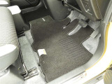フロアマットも綺麗にクリーニングされています。尚、臭い・汚れ等には個人差がございますので、必ず現車確認下さいませ。