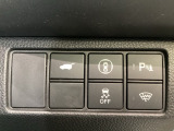 ハンドルの右側にHondaセンシング用のメインスイッチとパワーテールゲートスイッチがついています。パワーテールゲートスイッチは車内からでもテールゲートの開け閉めを電動でできます。