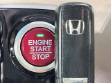【Hondaスマートキー】カバンやポケットに入れたままでもドアの施錠・解錠が可能なスマートキーを装備。エンジンのオン・オフ時もカギを取り出す必要が無いからとっても便利です♪