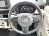 インテリアに合わせたデザインのステアリングは、運転される方のことも考え、運転しやすい形状、大きさです。是非一度、実際に触ってお確かめください。