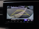 【バックカメラ】運転が苦手な方も車庫入れラクラクです!ギアをリバースに入れれば自動的に切り換わりますので、面倒な操作は不要です♪狭い駐車場もお車を傷つけず安心ですね!