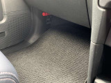 助手席の足元です。一緒に乗る方もリラックスしてお乗りいただける構造です