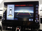 【全周囲モニター】車を上空から見下ろしたような映像をカーナビ画面に映し出し、車庫入れや縦列駐車をサポートしてくれます。