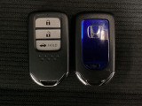 スマートキーを装備しています。鍵を差し込むことなくドアロックの開け閉めと、スタートボタン操作でのエンジンスタートができます。ボタン操作でトランクが開けられるトランクオープナーもついています。
