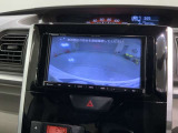リバースギアに入れるだけで後方の表示へ切り替わります。夜間や雨の日の駐車も楽になりますよ。