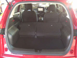 両側のリヤシートを可倒すると広いラゲッジスペースになります