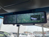 【デジタルインナーミラー】後席の大きな荷物や同乗者で後方が確認しづらい時でも安心!カメラが撮影した車両後方の映像をルームミラー内に表示。クリアな視界で状況の確認が可能です!