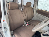 運転席まわりには十分なスペースがあり、大柄な方でもゆったり運転していただける環境です。