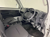 【運転席シート】ゆったりと広々した空間です。ストレスなく運転ができますよ!