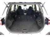 セカンドシートを倒した状態です。セカンドシートは独立可倒、荷物に合わせてラゲッジスペースをアレンジできます。