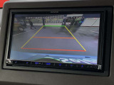 バックカメラ■ガイドラインが表示されるので、バック駐車が苦手な方でも安心です!ギアをリバースに入れれば自動的に切り換わりますので、面倒な操作も不要です♪狭い駐車場もお車を傷つけず安心ですね!