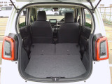 リアシートを倒せば広々荷室の出来上がり♪アレンジ次第でさまざまな荷物が積み込めますよ。