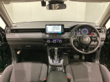 車内は光触媒抗菌消臭施工済です。スタイリッシュなデザインでスポーティなインパネ周りを演出します。グローブボックスやカップホルダーのほかにトレーなどたくさんの収納スペースが付いています。