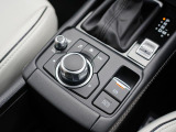 マツダコネクトを操作するコマンダーコントロールです。運転中に自然と手の触れる位置に配置されています。