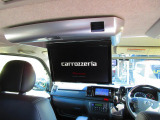 後席でもエンターテイメントが楽しめるフリップダウンモニター付き!車中泊中もテレビや映画が楽しめます♪