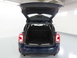 キーを所持している状態でリアバンパー右側下部(ナンバープレート下周辺)へ足を&ldquo;シュッシュ&rdquo;とかざすと、リアゲートを開ける事ができます。リモコンキースイッチでも可能です。